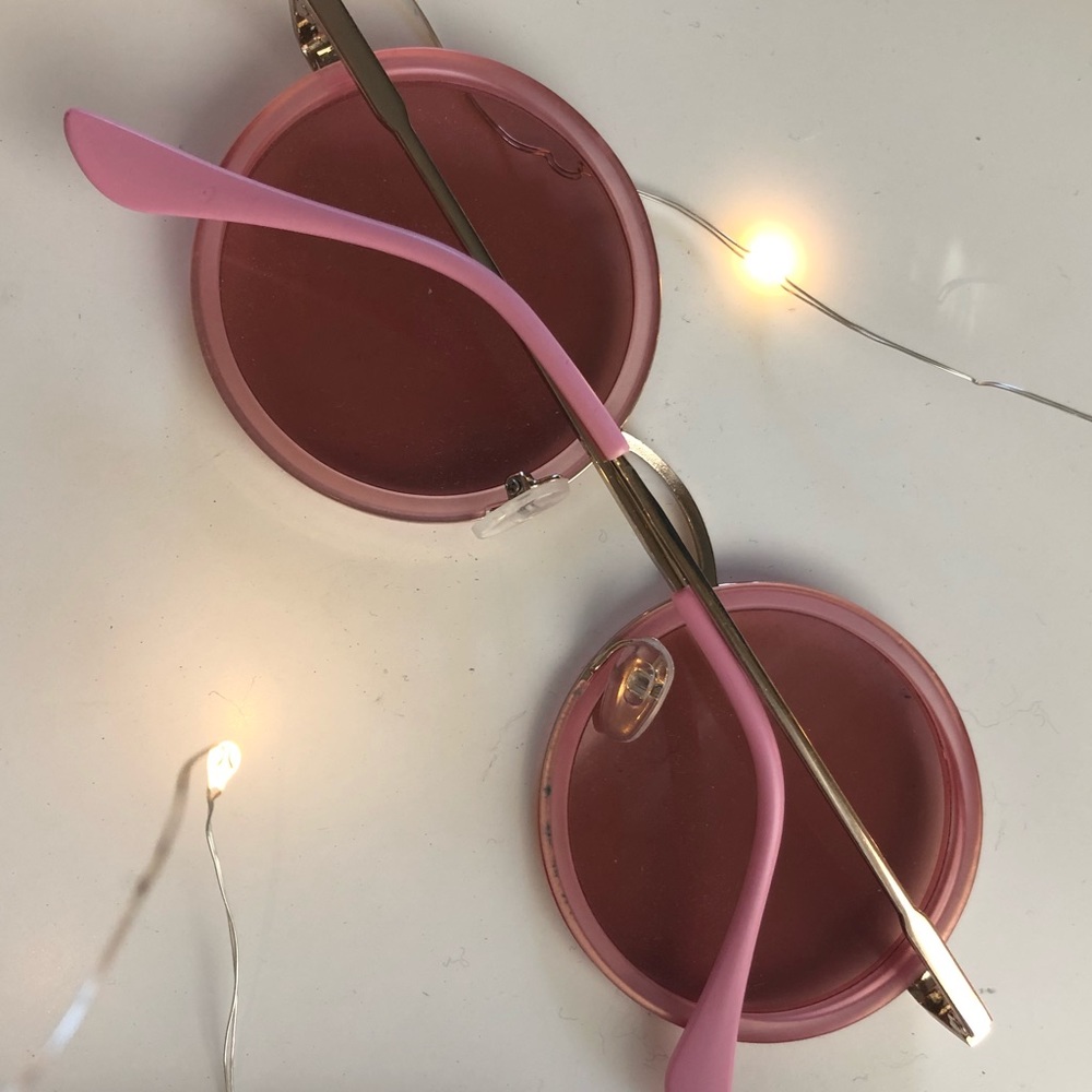 Fun and funky pink round sunglasses!